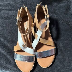 Nine West Comfort Sandals Size 8M Tan Faux Leather Platform Wide Strap Sandal